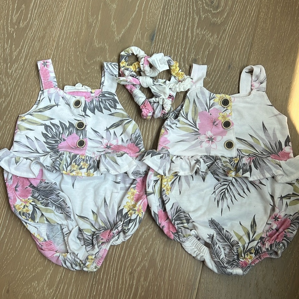 TWIN SET Jessica Simpson bubble rompers